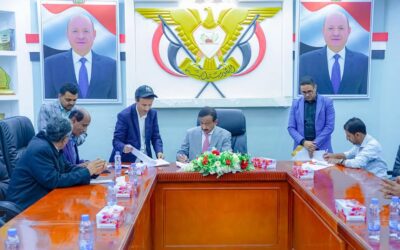 المحافظ بن الوزير يصادق على عقد إنشاء مدرسة الشبكة في مديرية عتق