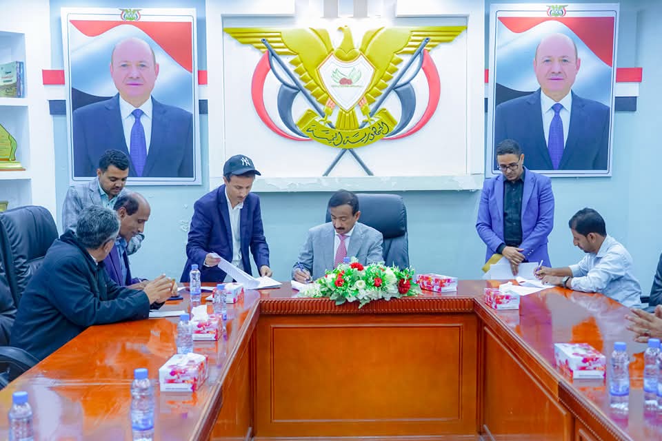 المحافظ بن الوزير يصادق على عقد إنشاء مدرسة الشبكة في مديرية عتق