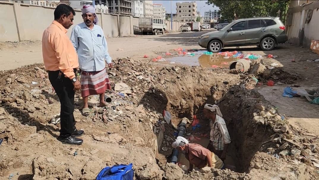 بعد إصلاح الأنبوبين عقب تعرضهما لأكسار…إعادة ضخ المياة لمنطقة السنافر وبعض أحياء الكثيري بمديرية المنصورة