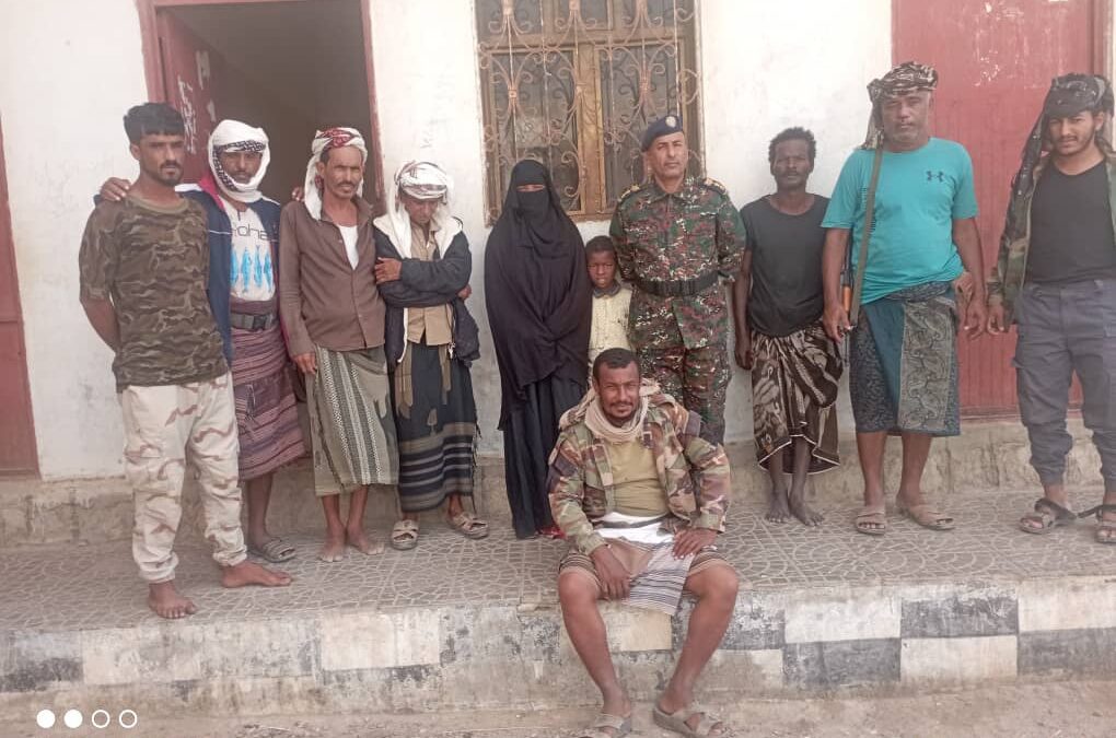 إدارة أمن أحور تسلم طفل مفقود من حضرموت إلى أهله