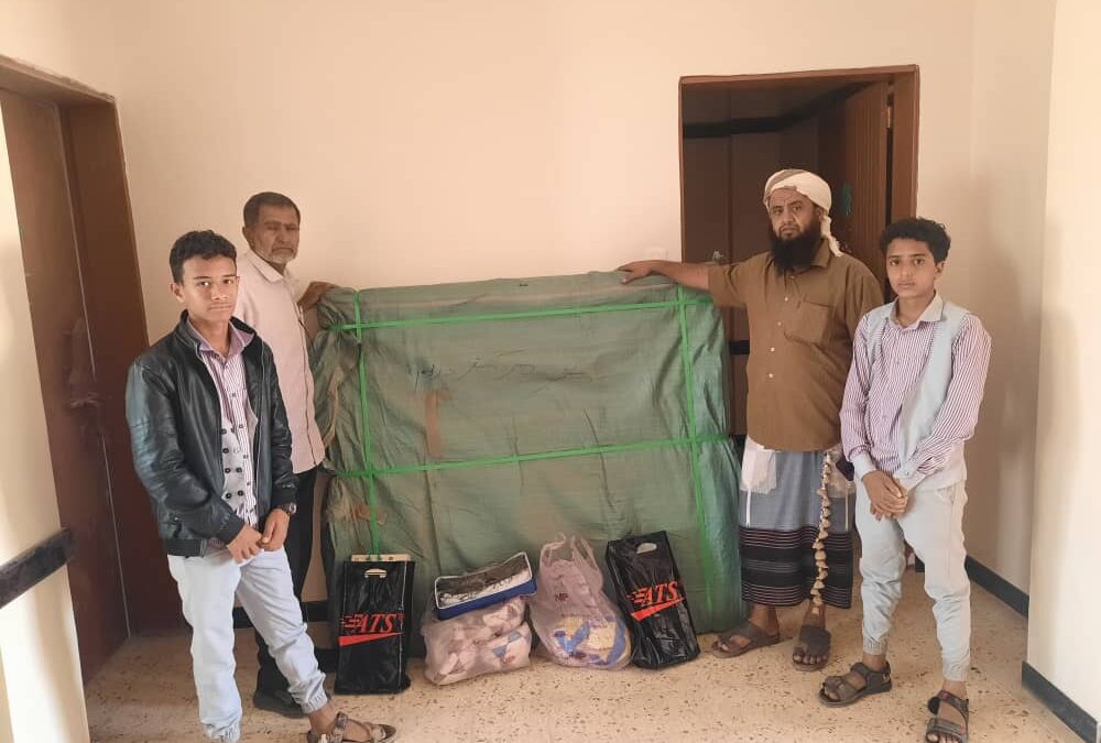 إدارة الشباب والرياضة بانتقالي الضالع تدعم ثانوية ابو عشيم بأدوات رياضية