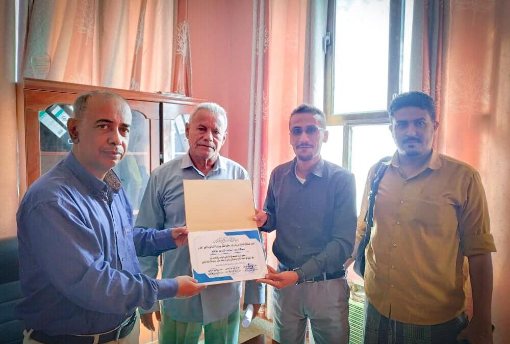 السلطة المحلية زنجبار تكرم المهندس سامح مقشع منسق مشروع الصمود في قطاع الري والزراعة محافظة أبين بشهادة شكر وتقدير
