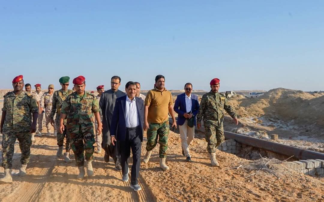 عضو مجلس القيادة الرئاسي البحسني يزور ميناء الضبة النفطي ويتتبع خط لأنبوب نفط غير قانوني