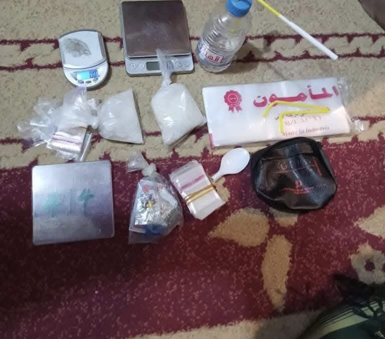 مكافحة المخدرات تضبط مروجاً لمادة الشبو بمدينة الشحر