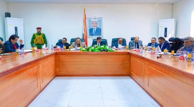 محافظ شبوة يؤكد أهمية الشفافية ومكافحة الفساد بالمؤسسات