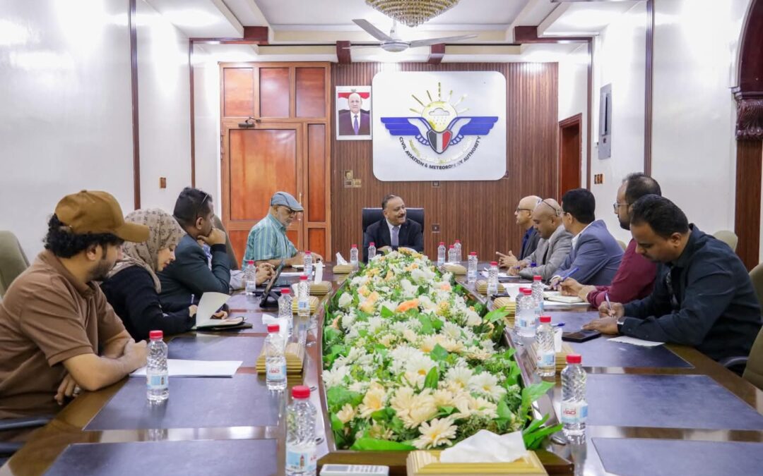 وزير النقل يترأس اجتماعًا في عدن لمناقشة تطوير الطيران المدني ومواجهة التهديدات الحوثية