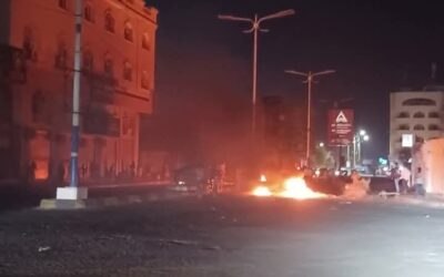 احتجاجات غاضبة في عدن بسبب انقطاع الكهرباء وتدهور الأوضاع المعيشية