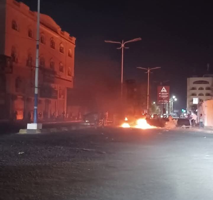 احتجاجات غاضبة في عدن بسبب انقطاع الكهرباء وتدهور الأوضاع المعيشية