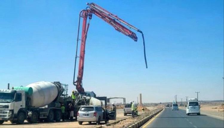 بدعم إماراتي.. بدء الأعمال الأنشائية لتركيب أعمدة نقل الطاقة الشمسية إلى محطة كهرباء عتق بشبوة