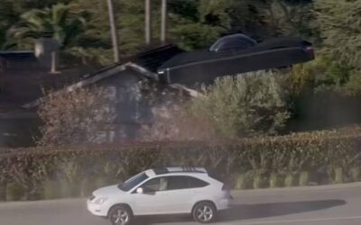 وداعاً للاختناقات المرورية.. سيارة طائرة تحلّق فوق المركبات