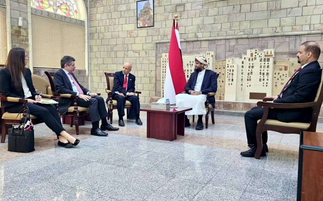 عبدالرحمن المحرمي يناقش مع السفير الأمريكي الأوضاع الاقتصادية والمعيشة في بلادنا