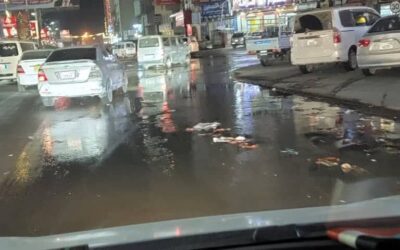 بدأت الشوارع تفيض بسبب انقطاع الكهرباء ..عدن مهددة بانقطاع المياه تمامًا وطفح المجاري في الشوارع