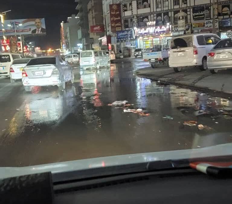 بدأت الشوارع تفيض بسبب انقطاع الكهرباء ..عدن مهددة بانقطاع المياه تمامًا وطفح المجاري في الشوارع