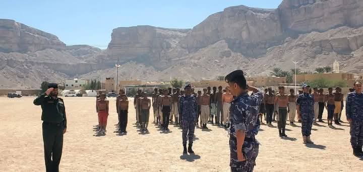 مدير أمن حضرموت الوادي والصحراء يطلع على مستوى الجاهزية والانضباط لأفراد دورة الاستجداد الاولى للعام 2025م