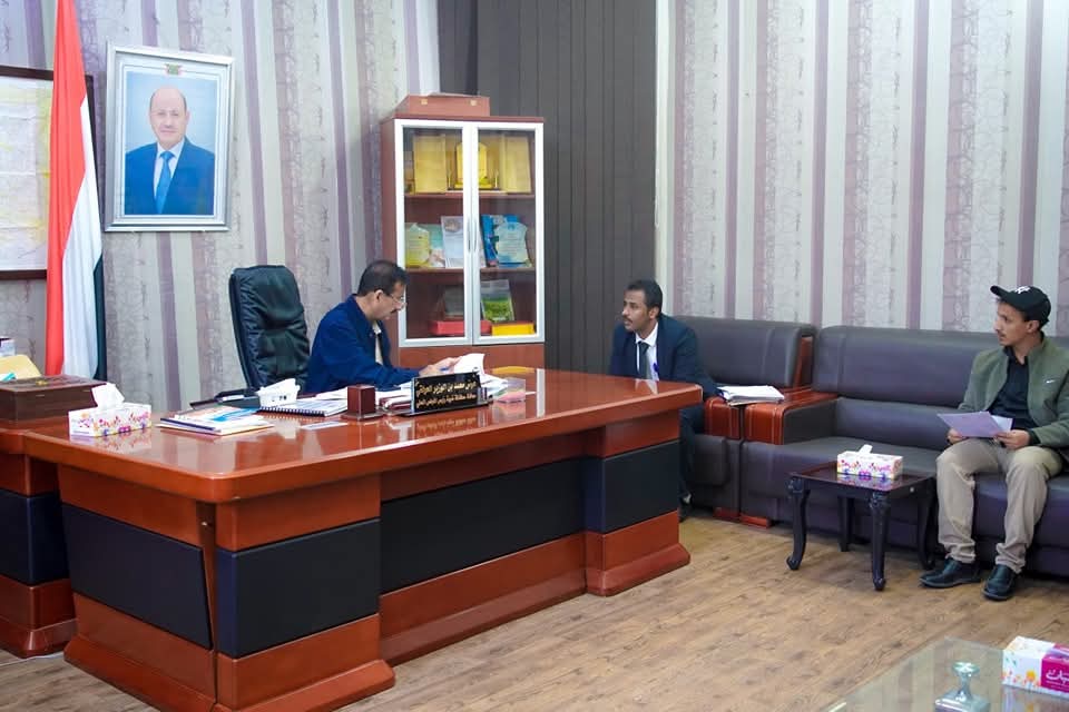 المحافظ بن الوزير يناقش أوضاع مكتب الأشغال العامة والطرق ويؤكد على تطوير البنية التحتية