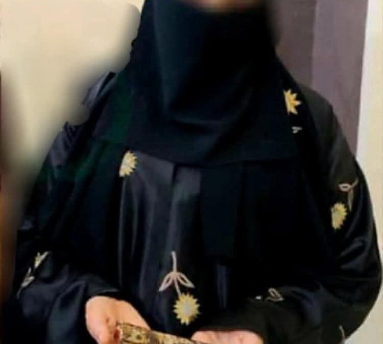شرطة العاصمة عدن تضبط شابة تدعى “ذ، م، ع، ع” تبلغ من العمر 17 عامًا، وبحوزتها كمية من المواد المخدرة