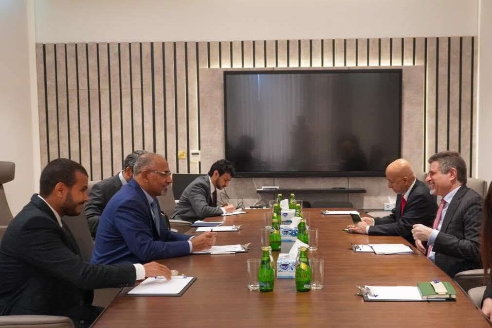 الرئيس الزُبيدي يبحث مع السفير الأمريكي مستجدات الأوضاع الإنسانية والسياسية في بلادنا