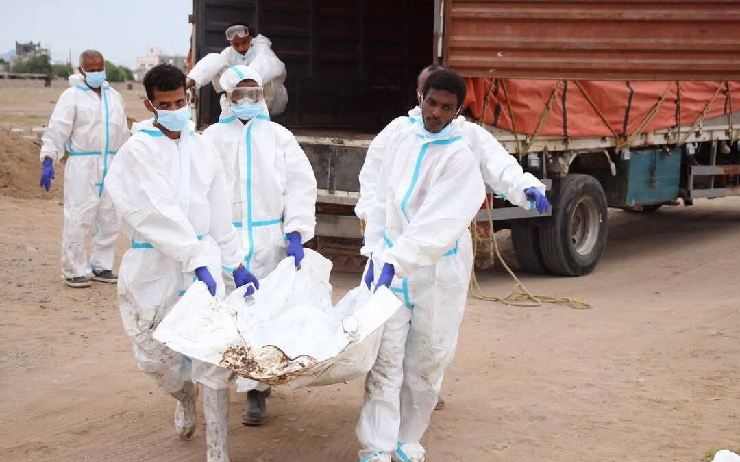 النيابة العامة في عدن تنفذ عملية دفن 56 جثة مجهولة الهوية محفوظة في ثلاجة الطب الشرعي بمستشفى الجمهورية