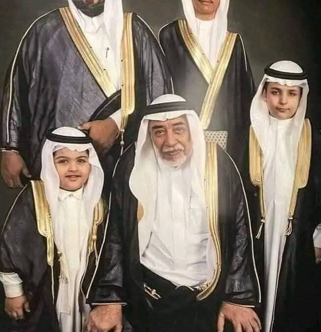 هؤلاء هم أفراد أسرة بنو شيبة، وبنو شيبة هم أمناء مفاتيح الكعبة والقائمين عليها