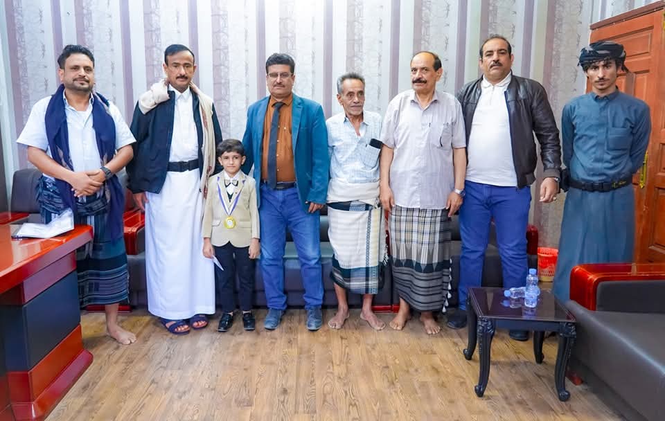 محافظ شبوة يستقبل الموهوب مشعل بن حبتور بعد إنجازه العالمي