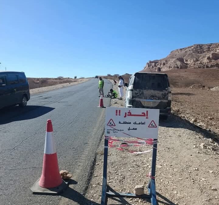 شبوة: صندوق صيانة الطرق يواصل أعمال تركيب وسائل السلامة المرورية