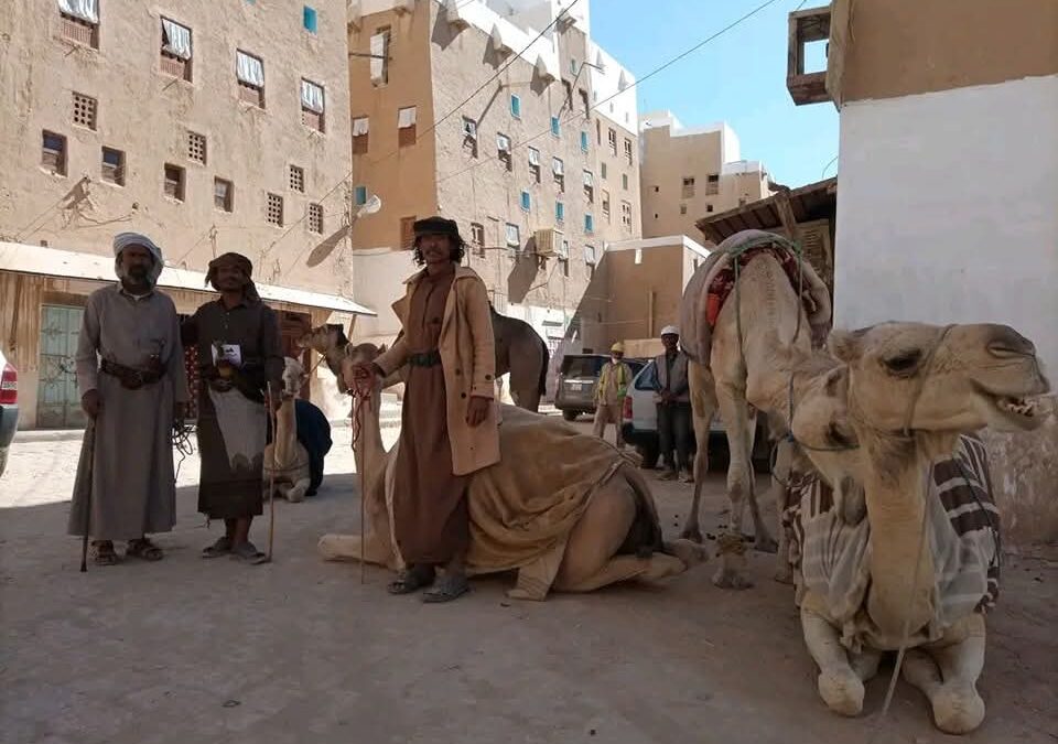 انطلاق الرحالة الشبوانيين من شبام حضرموت في رحلة تراثية نحو المهرة