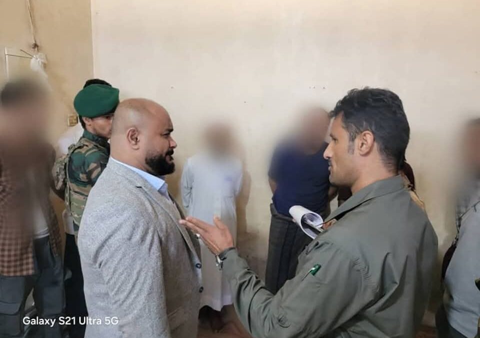 وكيل نيابة الأمن والبحث يتفقد أوضاع الموقوفين في حزام عدن ويوجه بالإفراج عن عدد منهم