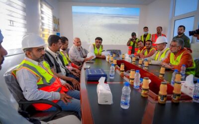 المحافظ بن الوزير وممثل شركة مصدر الإماراتية يتفقدون مشروع الطاقة الشمسية بالمحافظة.