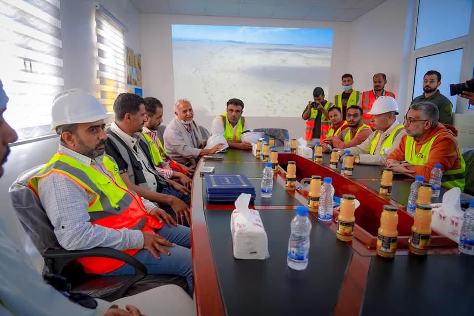 المحافظ بن الوزير وممثل شركة مصدر الإماراتية يتفقدون مشروع الطاقة الشمسية بالمحافظة.