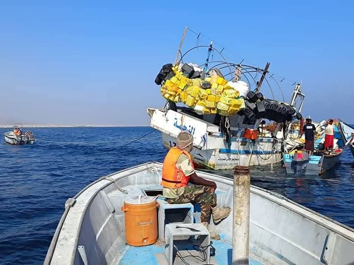 خفر السواحل بقطاع الشحر تنقذ طاقم العبري “النجمة” في عملية بحرية بطولية