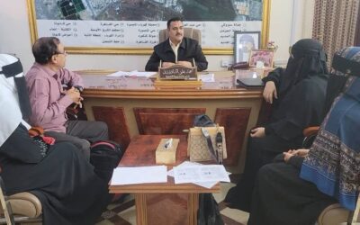 عدن: مدير عام المنصورة يناقش آليات تشديد الرقابة على المنشآت الطبية والصحية الخاصة