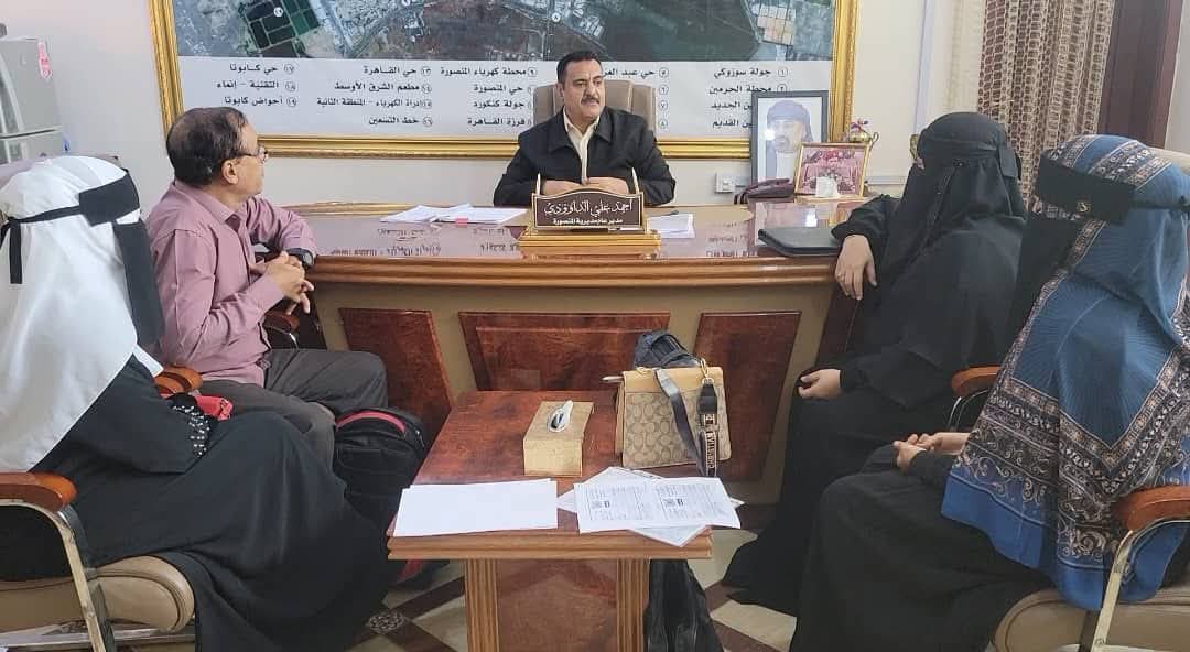 عدن: مدير عام المنصورة يناقش آليات تشديد الرقابة على المنشآت الطبية والصحية الخاصة