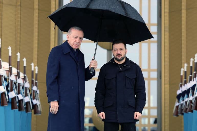 صحفي تركي :زيلينسكي يقرر الاختباء تحت مظلة أردوغان