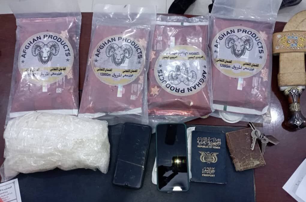 نقطة مدودة الأمنية بمديرية سيئون تضبط شخصين بحوزتهما أكثر من 4 كيلو من الحشيش المخدر وكيلو من مادة الشبو