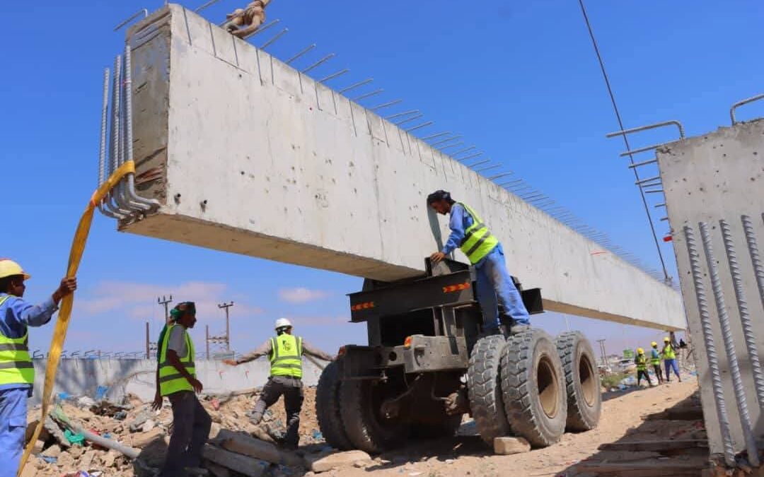 المحافظ بن ماضي يطلع على أعمال إنجاز “جسر غرير” بنظام الصب المُسبق بنسبة 43%