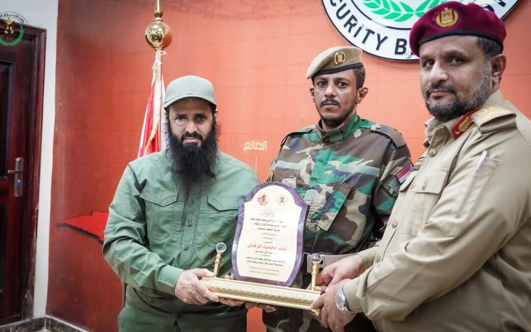 العميد الوالي يُكرم العميد فهد المرفدي تقديرًا لجهوده في مكافحة الإرهاب وحفظ الأمن