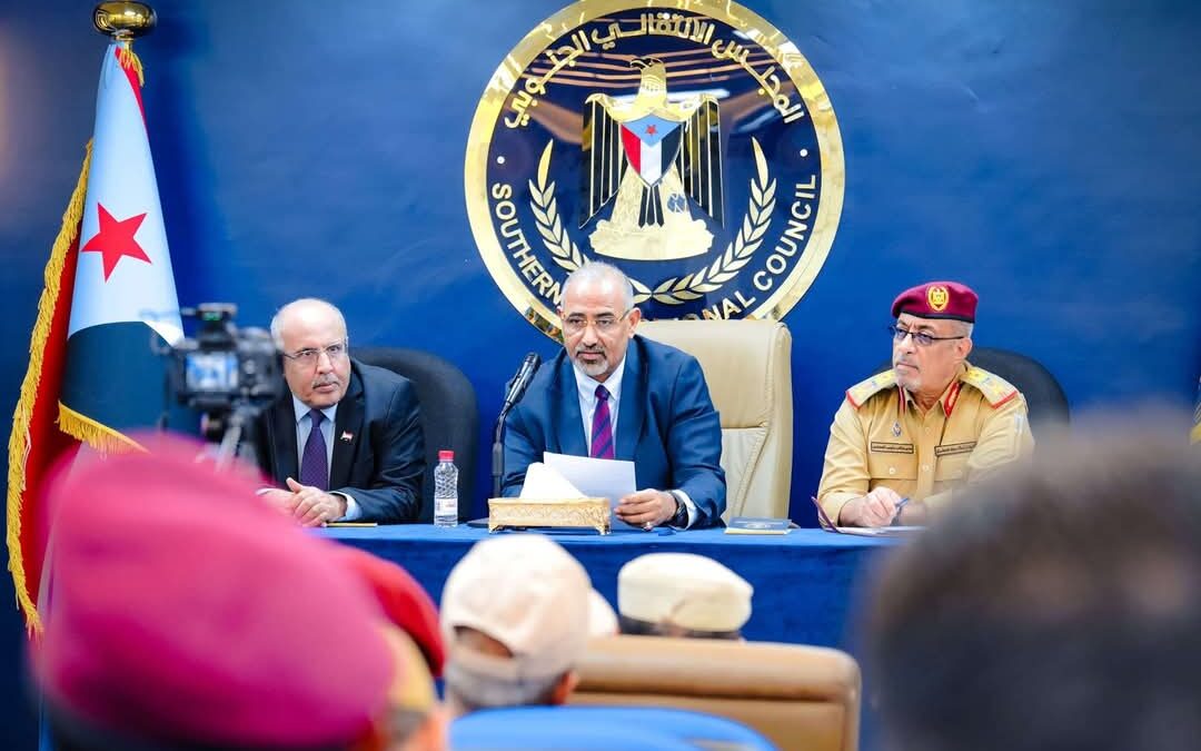 الرئيس الزُبيدي يرأس اجتماعا موسعا للقادة العسكريين والأمنيين الجنوبيين