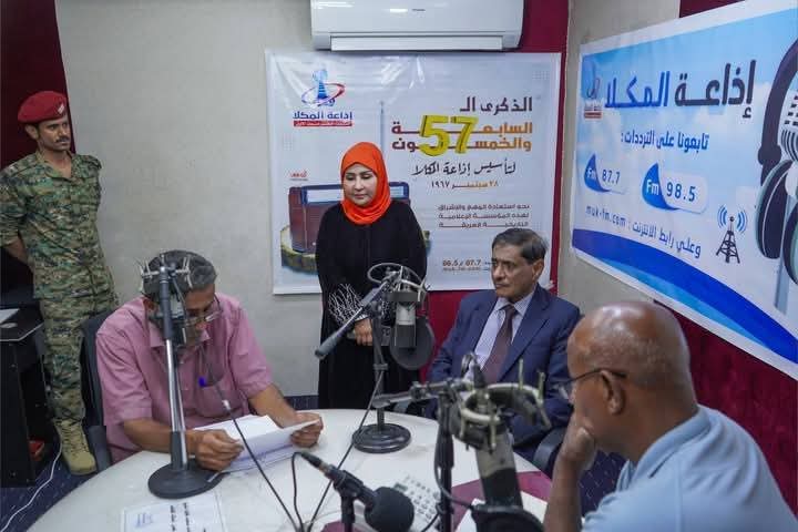 عضو مجلس القيادة الرئاسي يطلع على الخارطة البرامجية لإذاعة المكلا خلال شهر رمضان