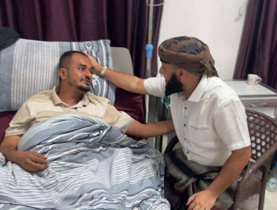 المقدم كمال الحالمي يطمئن على صحة الناشط نصر اللحجي