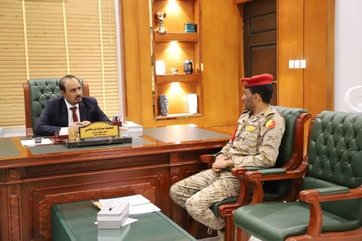 المحافظ ابن ماضي يشيد بخطة الشرطة العسكرية وحملتها ضد المخالفين للأنظمة العسكرية