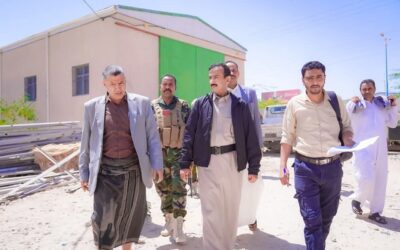المحافظ بن الوزير يتفقد مؤسسة المياه ويوجه بضمان استقرار خدماتها