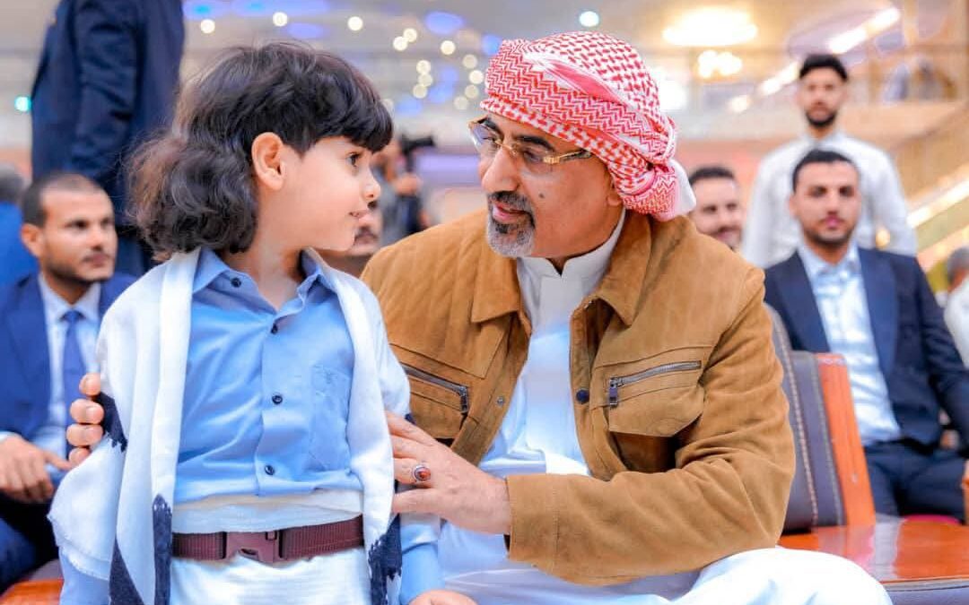 الرئيس الزُبيدي يعقد اجتماعا موسعا بقيادات السلطة المحلية والمجلس الانتقالي والقادة العسكريين والأمنيين والشخصيات الاجتماعية بالعاصمة عدن