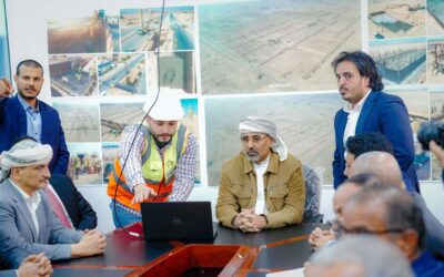 الرئيس الزُبيدي يتفقد سير العمل في مشروع محطة الطاقة الشمسية بمحافظة شبوة