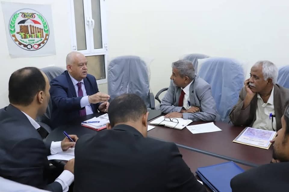 وزير الخدمة المدنية والتأمينات يتفقد فرع هيئة التأمينات بشبوة ويعقد اجتماعًا مع قيادات فروع الوزارة بالمحافظة.