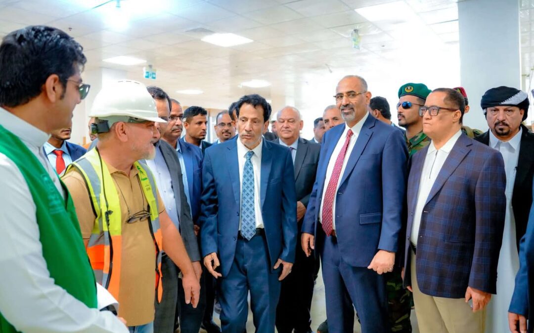 الرئيس الزُبيدي يتفقد سير العمل بمشروع مدينة الملك سلمان الطبية والتعليمية في المهرة