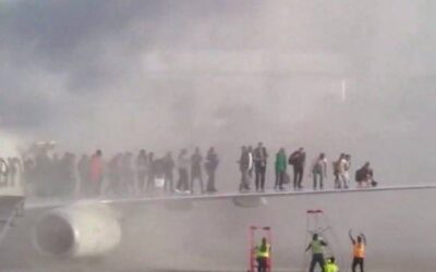 على متنها 178 راكباً.. حريق في طائرة أمريكية أثناء هبوطها في مطار دنفر