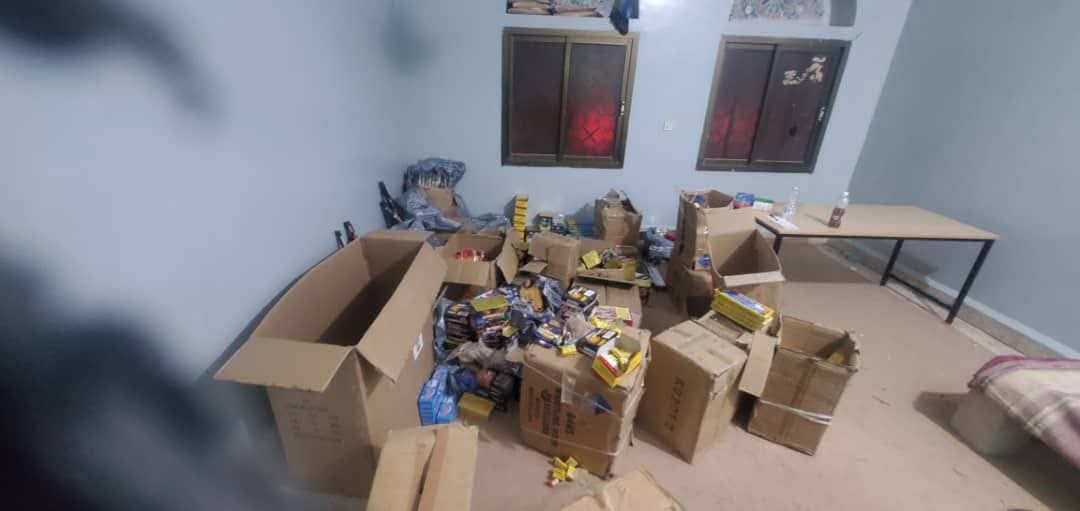 شرطة مديرية تريم تنفذ حملة لضبط محلات بيع الألعاب النارية ومصادرتها