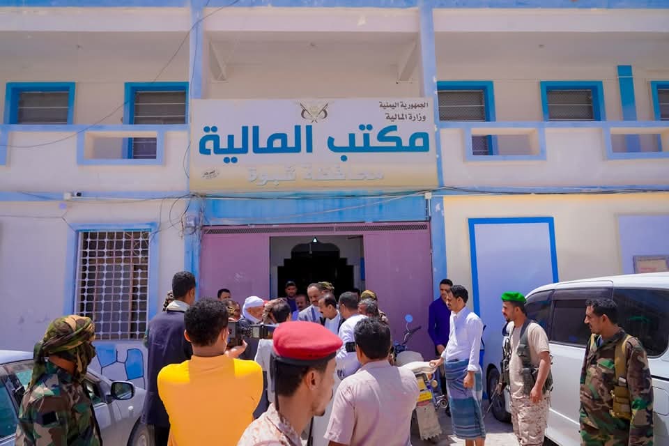 المحافظ بن الوزير يتفقد مكتب المالية في إطار جولته التفقدية لعدد من المرافق الخدمية