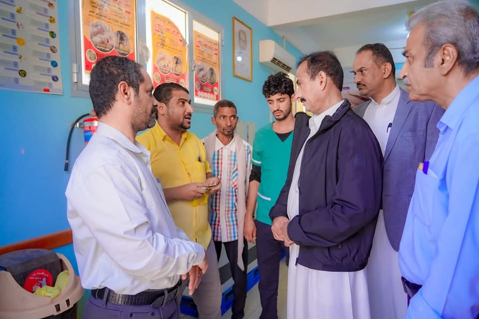 المحافظ بن الوزير يتفقد مستوى الخدمات الطبية في مستشفى شبوة العام  للأمومة والطفولة