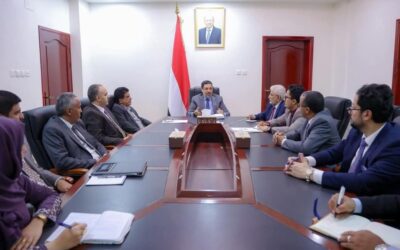 رئيس الوزراء يرأس اجتماعاً مشتركاً لقيادة البنك المركزي ووزارتي المالية والنفط